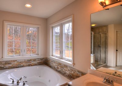 PRESTON II Collection - The Estates at Canterbury Crossing Model Master bath tub